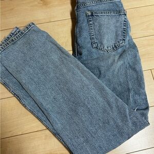 Straight leg 90s jeans.